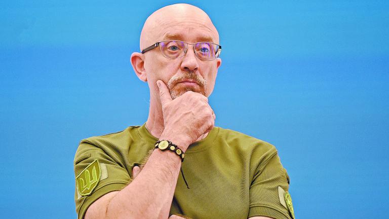 El general Oleksiy Reznikov en conferencia de prensa el pasado lunes; fue destituido. Foto: AFP