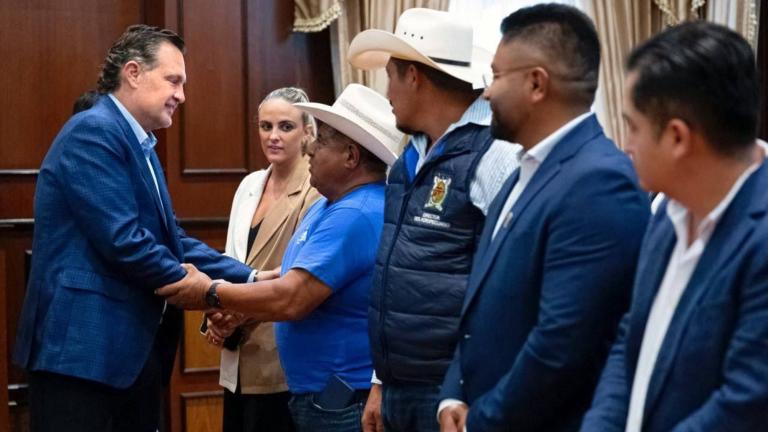 Mauricio Kuri durante la firma del convenio de colaboración entre el gobierno estatal, municipios y productores, para la adquisición de máquinas, equipo y herramientas. Foto EE: Coretsía.