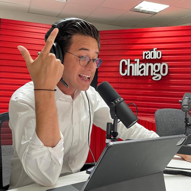 Nacho Lozano, conductor de "Esto no es un noticiero", por Radio Chilango en la 105.3 FM de la Ciudad de México.