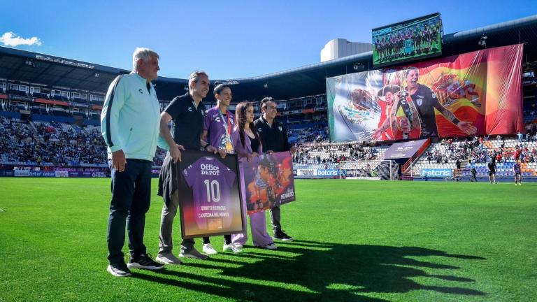 Directivos del Pachuca le regalaron una playera del club con el número 10, el que usa Hermoso, y con la leyenda "Campeona del Mundo". Foto EE: Especial.