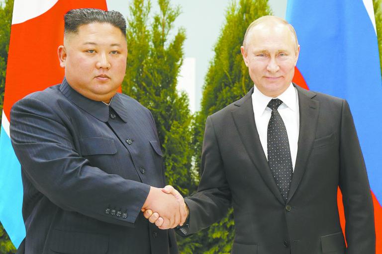 Imagen del 25 de abril de 2019, en el puerto de Vladivostok, Rusia, en donde Vladimir Putin recibió a Kim Jong Un. Foto: Reuters