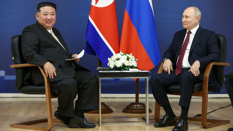 En el marco de su visita a Rusia, el líder norcoreano, Kim Jong Un se reunió con el presidente Vladimir Putin en el cosmódromo de Vostochni. Foto: REuters