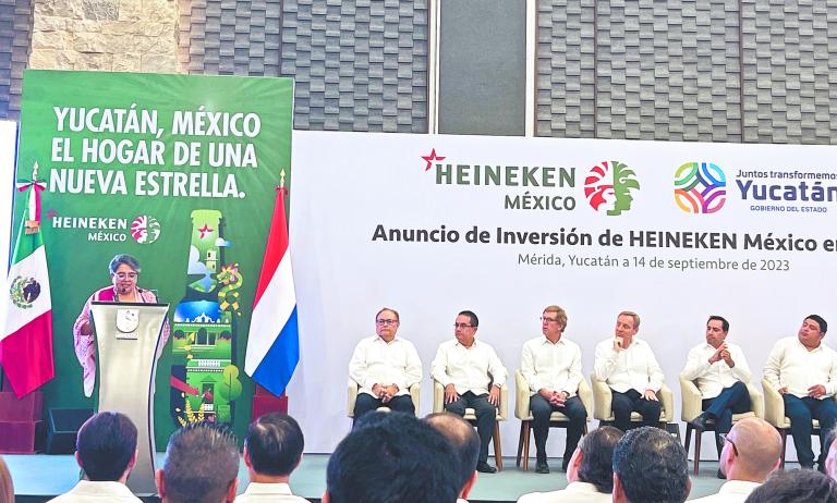 La secretaria de Economía, Raquel Buenrostro, afirmó que el anuncio de Heineken coincide con el interés del gobierno federal actual de potenciar las inversiones en el sureste del país. Foto: Especial