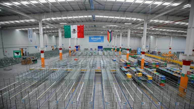 Centro de entrega de última milla de Amazon en la Ciudad de México. Foto: Reuters