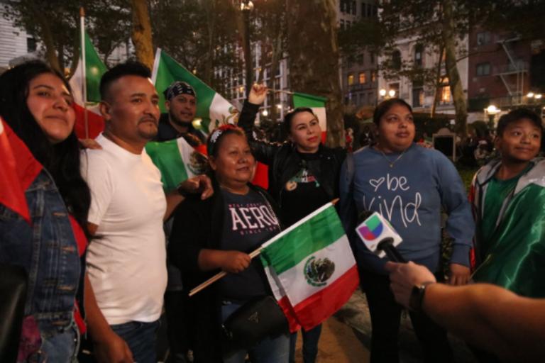 Mexicanos en El Grito de Independencia Bryant Park en Nueva York. Foto: Gigi Schweitzer