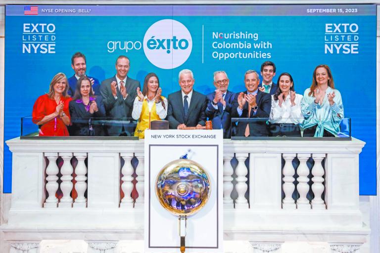 Este viernes se hizo oficial la participación del Grupo Éxito en la Bolsa de Valores de Nueva York, convirtiéndose en la primera compañía colombiana en cotizar en tres mercados: Colombia, Brasil y Estados Unidos.