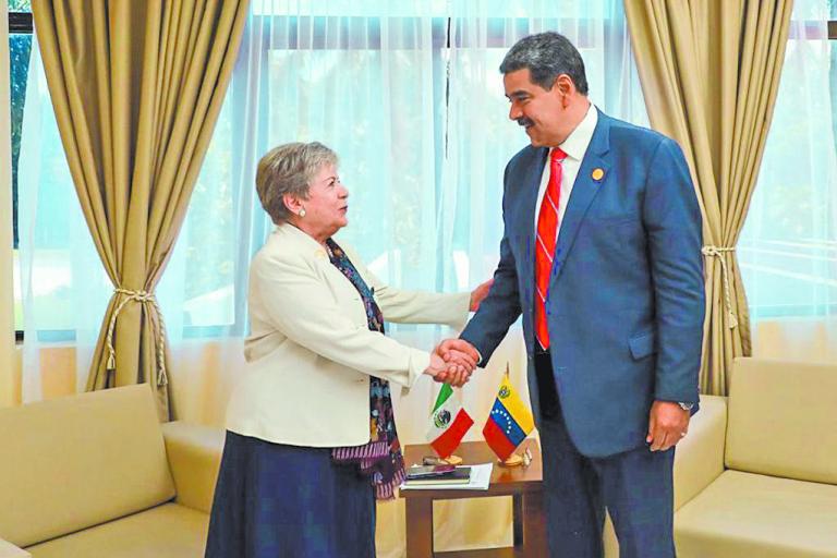 La canciller Alicia Bárcena saludó al dictador Nicolás Maduro el pasado viernes en La Habana. Foto: Especial