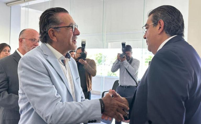 Luis Espinosa Rueda, presidente de Canacintra Puebla, y el gobernador Sergio Salomón. Foto EE: Cortesía