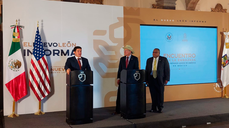 El gobernador de Nuevo León, Samuel García, ofreció una conferencia en compañía del embajador de Estados Unidos en México, Ken Salazar y con el cónsul de Estados Unidos en Monterrey Roger C. Rigaud. Foto EE: Cortesía Gobierno de Nuevo León