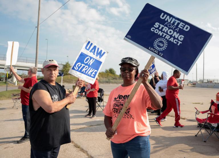 Miembros del United Auto Workers protestan afuera de una planta de Stellantis en Toledo, Ohio. Foto: Reuters