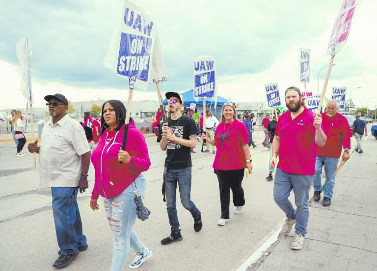 En 2023, sus convenios colectivos con la UAW en EU y Unifor en Canadá, así como los convenios en México, expirarán, lo que requerirá nuevas negociaciones.