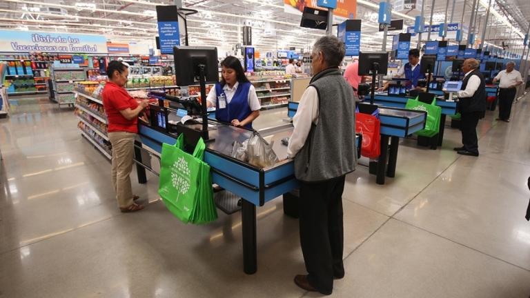 Trabajadores de supermercados, cadenas comerciales y seguridad son los más afectados por las largas jornadas de pie. Foto EE: Eric Lugo