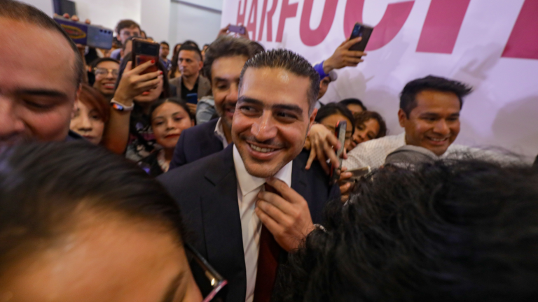 El exsecretario de Seguridad Ciudadana de la Ciudad de México, dio a conocer su decisión acompañado por legisladores de Morena y simpatizantes. Foto EE: Eric Lugo