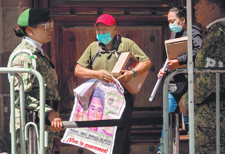 Padres de los normalistas criticaron que el presidente siga negando que el Ejército oculta información sobre la desaparición de sus hijos. Foto: Cuartoscuro