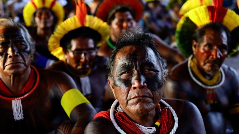 Miembros del pueblo indígena Kayapo de Brasil se sientan frente al Tribunal Supremo de Brasil durante una sesión para discutir la llamada tesis legal del 'Marco Temporal' en Brasilia, Brasil, el 20 de septiembre de 2023. Foto: Reuters