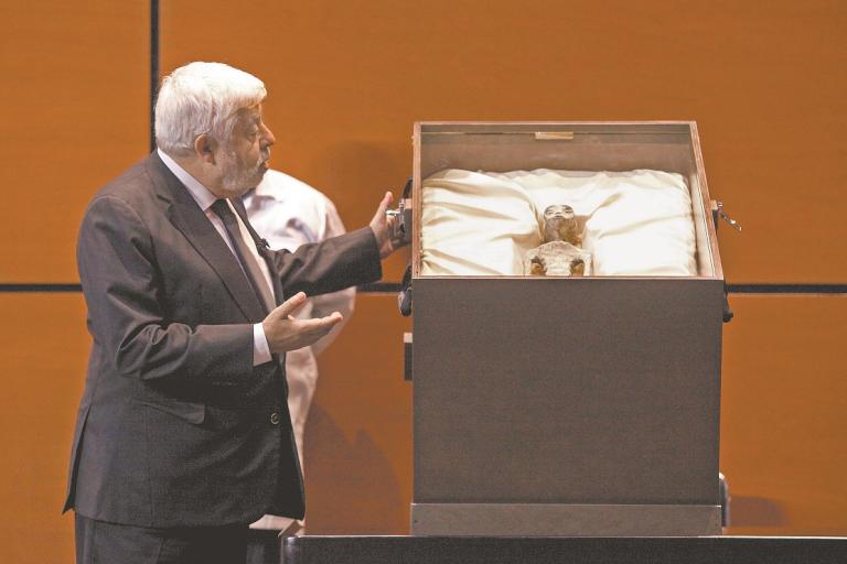 Jaime Maussan presentó en la Cámara de Diputados supuestas evidencias de "seres no humanos". Foto: Cuartoscuro