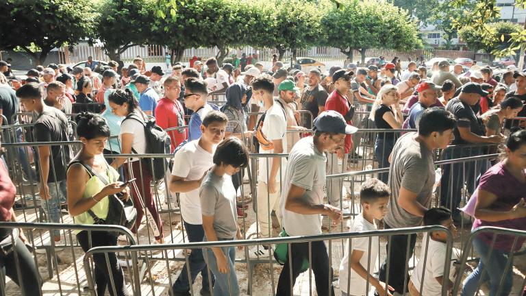 Migrantes de distintas nacionalidades acuden a las oficinas de la COMAR ( Comisión Mexicana de Ayuda a Refugiados), ubicadas en el Mercado de Laureles, a solicitar trámites de refugio. Foto: Cuartoscuro