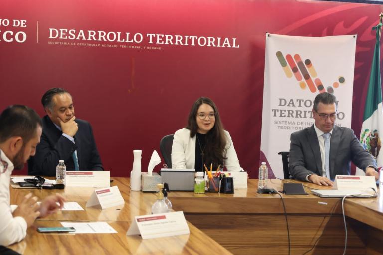 Funcionarios de la Sedatu y del Inegi firmaron el convenio de colaboración. Foto: Cortesía Sedatu.