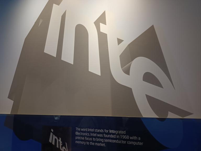 Primer logotipo de Intel. Foto EE: Rodrigo Riquelme