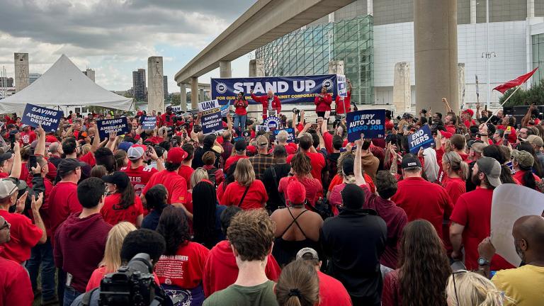  El senador estadounidense Bernie Sanders habla ante cientos de miembros de la United Auto Workers Local en un mitin en el centro de Detroit Foto: Reuters