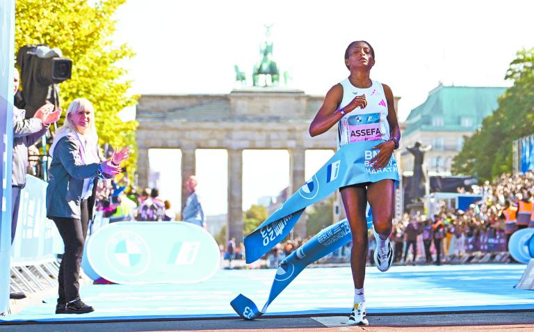 Tigst Assefa. La etíope rompió el récord mundial de maratón femenil al marcar 2:11:53 y repitió como campeona en Berlín. Le quitó más de dos minutos al récord mundial de 2:14:04 de la keniana Brigid Kosgei en el maratón de Chicago de 2019.