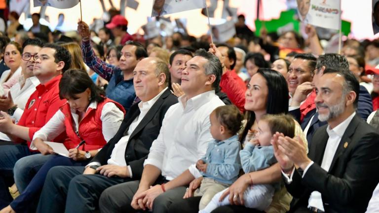 Rubén Moreira y Alejandro Moreno (ambos al centro de la imagen) de visita por el estado de Tlaxcala. Foto EE: Cortesía.