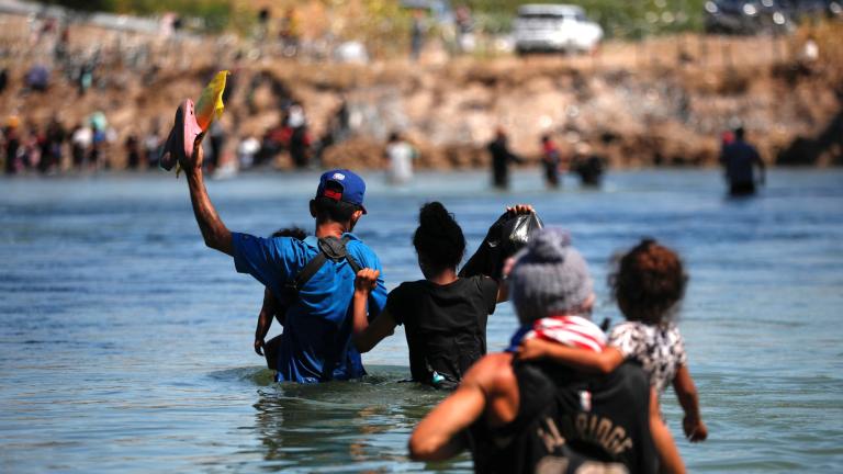 Migrantes cruzando el Río Bravo. Foto: Reuters