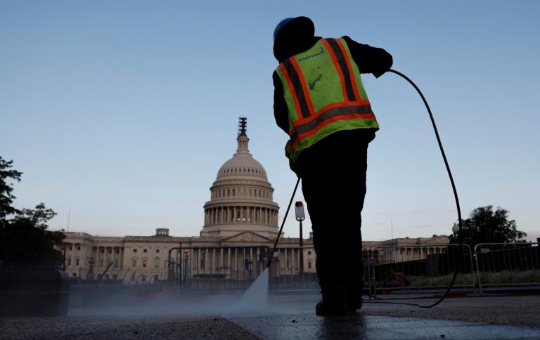 La mayoría de los más de 4 millones de empleados del Gobierno no cobrarían, trabajasen o no. Foto: Reuters.