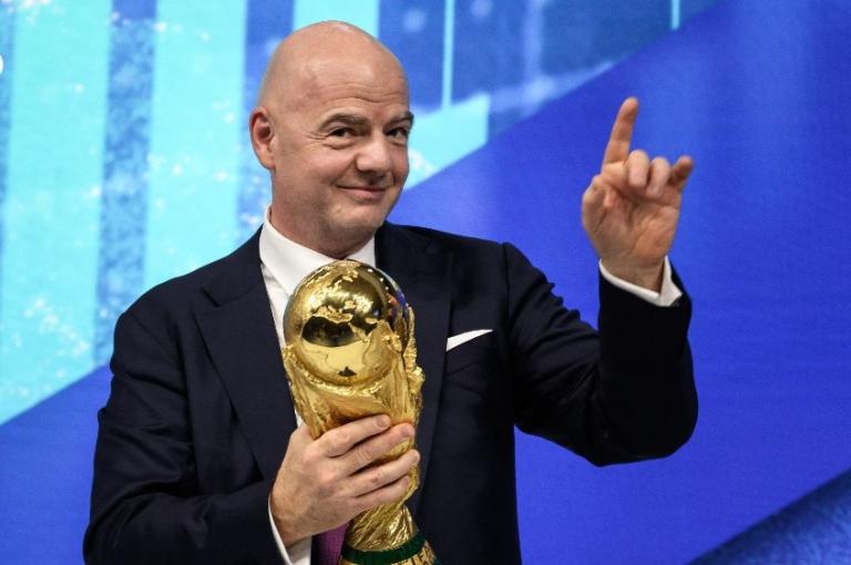 Gianni Infantino, presidente de la FIFA, sostiene la copa del mundo FIFA 2030. Foto: AFP.