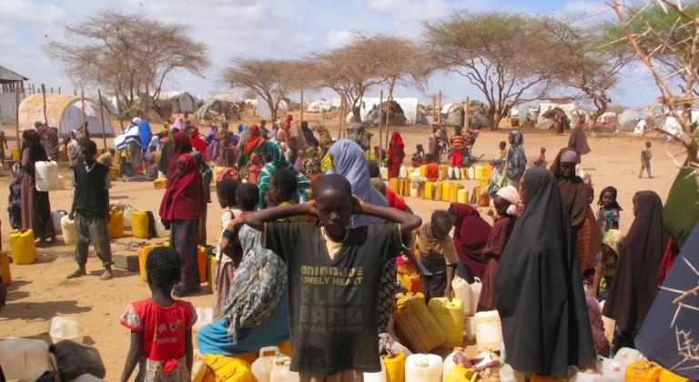 Muchas de las personas que llegan a los campos de refugiados de Somalia como este huyen del hambre y la sequía. Foto: Shutterstock.