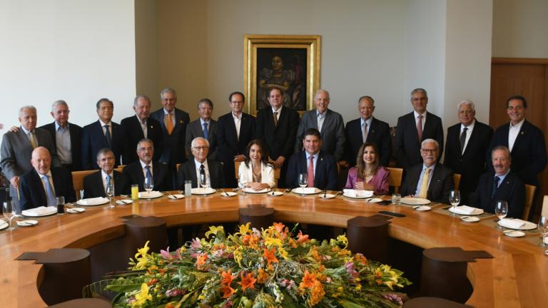 Laura Grajeda, presidenta del IMCP reunida con ex dirigentes de dicho instituto. Foto EE: Cortesía IMCP.