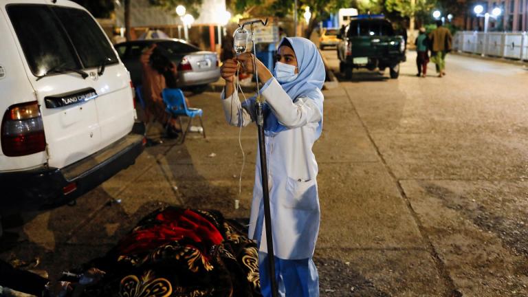 Una enfermera afgana prepara gotas de suero para una víctima de un terremoto en un hospital en Herat, Afganistán, el 8 de octubre de 2023.  Foto: Reuters