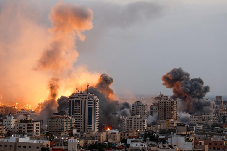 El humo y las llamas aumentan tras los ataques israelíes en Gaza. Foto: Reuters.