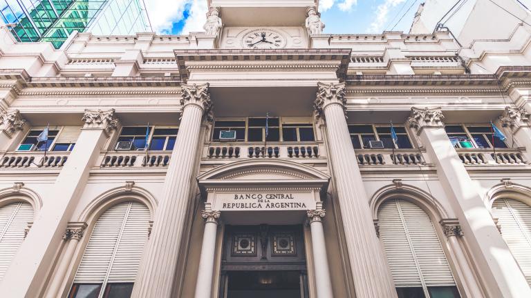 Banco Central de Argentina eleva la tasa de interés referencial al 133%, sin embargo, expertos sugieren que este aumento puede no ser suficiente para contener la demanda de dólares y la inflación que aquejan al país. Foto EE: Archivo