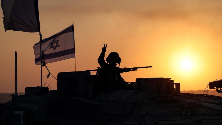 Un soldado israelí observa desde un tanque al atardecer mientras una unidad de artillería se reúne cerca de la frontera de Israel con la Franja de Gaza. Foto: Reuters