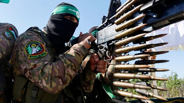 Un combatiente palestino del brazo armado de Hamás, durante un desfile militar. Foto: Reuters