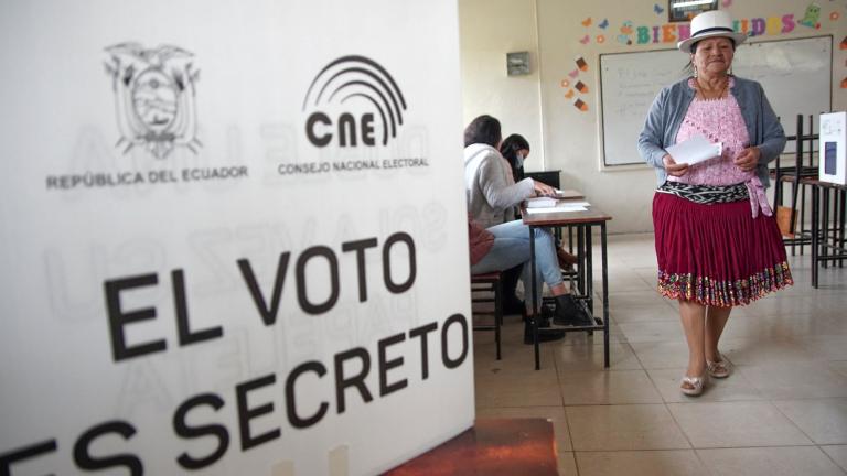 Una mujer indígena vota en un colegio electoral de la Unidad Educativa Fausto Molina en Tarqui. Foto: AFP