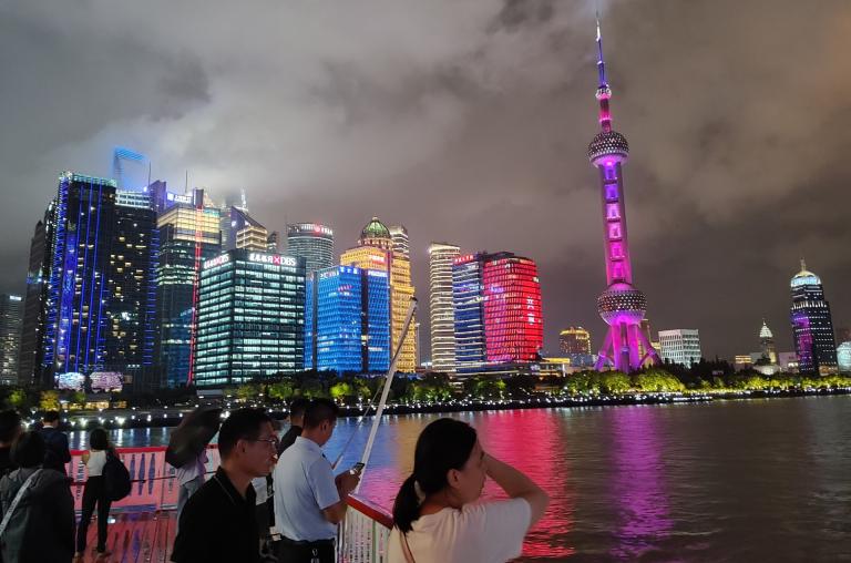 Una turista china mira hacia el Shanghai World Financial Center, uno de los rascacielos ubicados en el que es considerado uno de los distritos financieros más importantes del mundo. Foto EE: Nicolás Lucas.