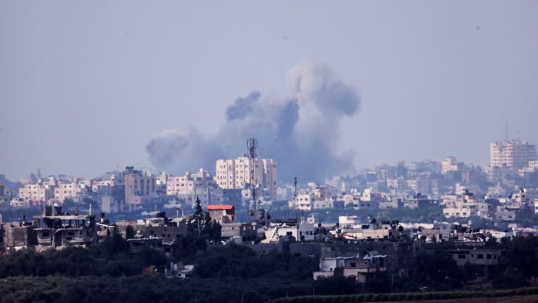 Imagen del 16 de octubre. El humo se eleva en el aire sobre Gaza después de los bombardeos israelíes, visto desde la frontera de Israel con la Franja de Gaza. Foto: Reuters