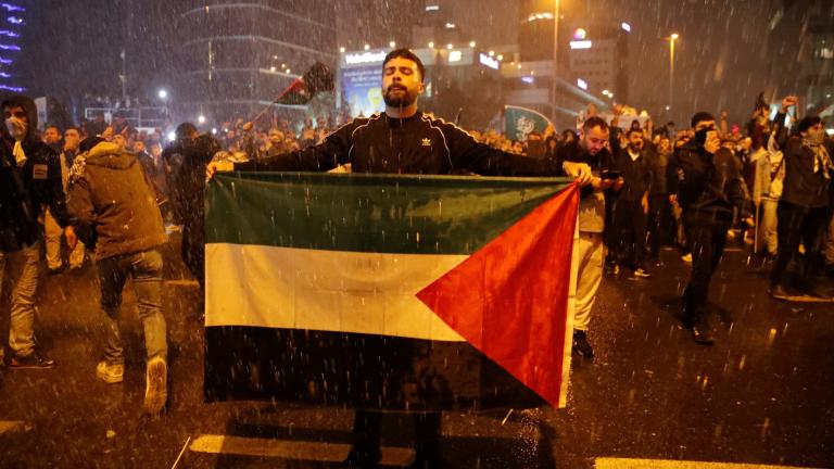 Manifestantes pro-palestinos durante una protesta, después de que cientos de palestinos murieron en una explosión en el hospital Al-Ahli en Gaza, que tanto funcionarios israelíes como palestinos se culparon mutuamente, cerca del Consulado de Israel en Estambul, Turquía, el 17 de octubre de 2023. Foto: Reuters