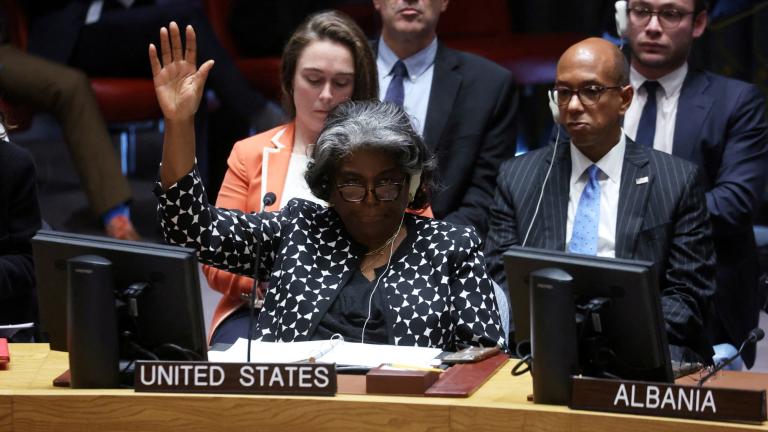 La Embajadora de los Estados Unidos ante las Naciones Unidas, Linda Thomas-Greenfield, vota en contra de una resolución de proyecto promovido por Brasil, sobre el conflicto entre Israel y Hamas, durante una reunión del Consejo de Seguridad de las Naciones Unidas, el 18 de octubre de 2023. Foto: Reuters