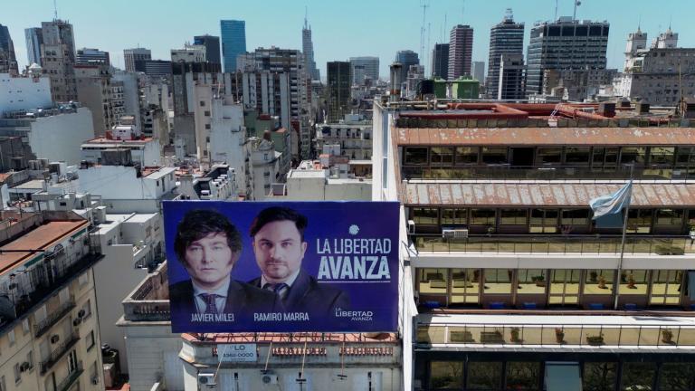 La inflación del 138% anual no solo empujó a la pobreza al 40%, también impulsó la candidatura de Javier Milei. Foto: AFP.