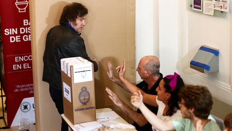 El candidato presidencial de Argentina, Javier Milei, vota durante las elecciones presidenciales de Argentina en Buenos Aires, el 22 de octubre de 2023. Foto: Reuters