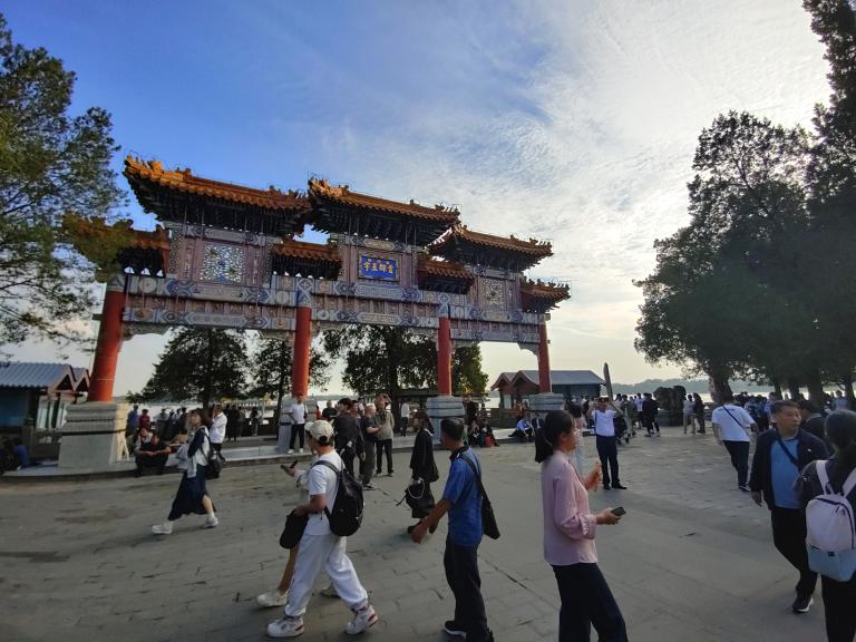 Entre sus planes de reactivación económica, China también apuesta por el turismo en sus complejos culturales de reconocimiento mundial, como es el caso del Palacio de Verano de la emperatriz Cixi. Foto EE: Nicolás Lucas.