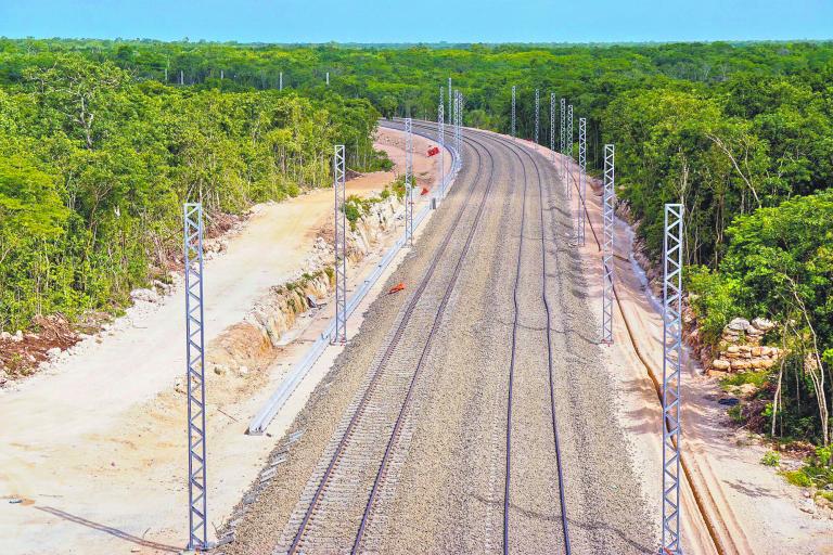 LEONA VICARIO. QUINTANA ROO. 17JULIO2023.- Aspectos de los trabajos del tren maya en Leona Vicario, es un pintoresco pueblo localizado en la zona norte de Quintana Roo, a solo 42 kilómetros de Cancún. Es un lugar donde aún se conservan usos y costumbres mayas, las mujeres aún visten con su huipil maya y los hombres en su mayoría ejidatarios se dedican al campo. En sus calles se venden por todos lados las cosechas del campo, hay fruterías en cada esquina, vendiendo papaya, guanabana, plátano, chiles, pitahaya, limón, naranjas, huevos, pollos para crianza, alimentos del campo, etc. Leona Vicario, pertenece al municipio de Puerto Morelos, está en la ruta Cancún-Merida, sobre la carretera libre donde se puede pasear.FOTO: ELIZABETH RUIZ/CUARTOSCURO.COM