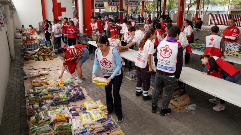 Miembros de la Cruz Roja empacan donaciones para las personas afectadas por el huracán Otis en el Comité Internacional de la Cruz Roja en la Ciudad de México, México, el 26 de octubre de 2023.  Foto: Reuters