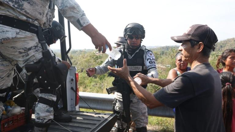 Elementos de la Guardia Nacional distribuyen agua y alimentos a la población afectada por el huracán Otis. Foto EE: Cortesía Guardia Nacional