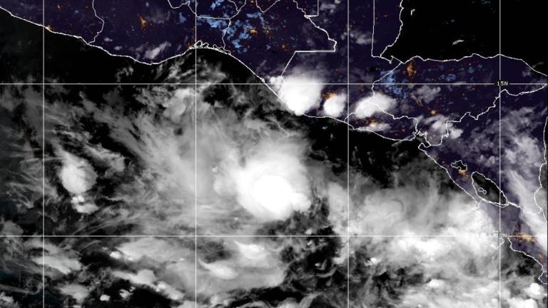 La depresión tropical E-19 se encuentra en el océano Pacífico con un desplazamiento lento y una trayectoria que se espera que impacte en El Salvador, Guatemala, Honduras y Nicaragua en sus litorales del Pacífico. Foto: CIRA/NOAA