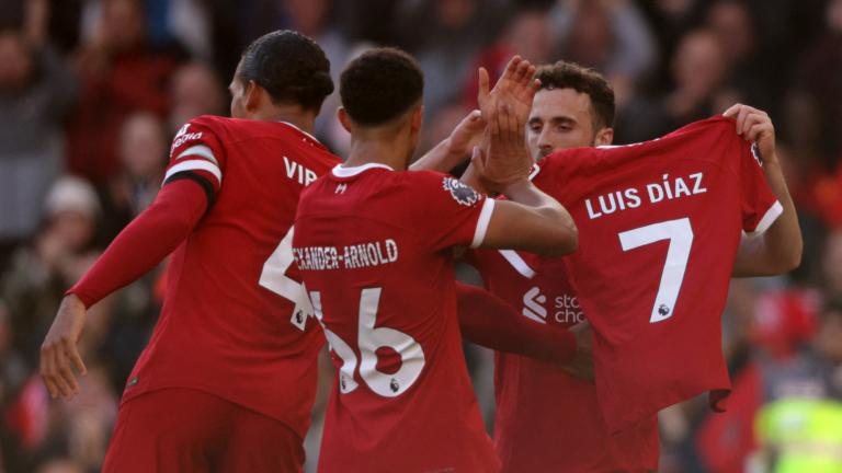 El delantero portugués del Liverpool, número 20, Diogo Jota (derecha), muestra una camiseta en solidaridad con su compañero mediocampista número 07, Luis Díaz, el 29 de octubre. Foto: AFP