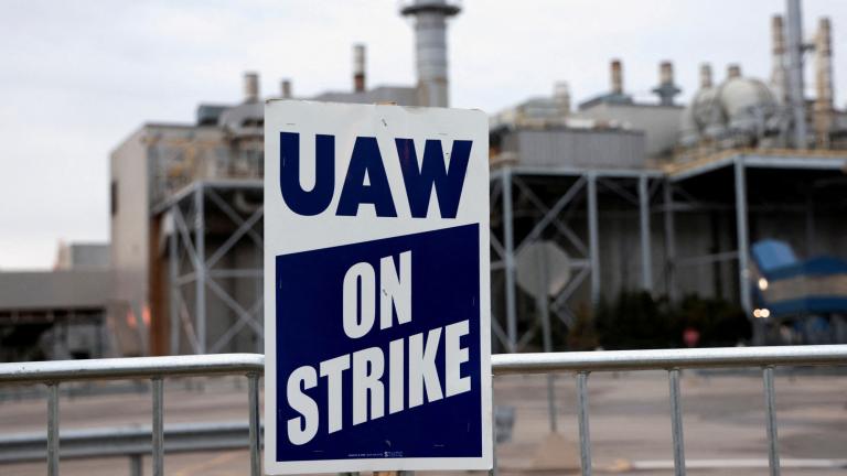 Tras seis semanas de paro, GM y el sindicato UAW logran un acuerdo histórico que pone fin a las huelgas simultáneas en Detroit. Los trabajadores aseguran beneficios y aumentos salariales récord. Foto: Reuters